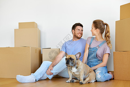 抵押贷款,人房地产的幸福的夫妇与盒子法国斗牛犬搬新的家幸福的夫妇带着盒子狗搬新家图片
