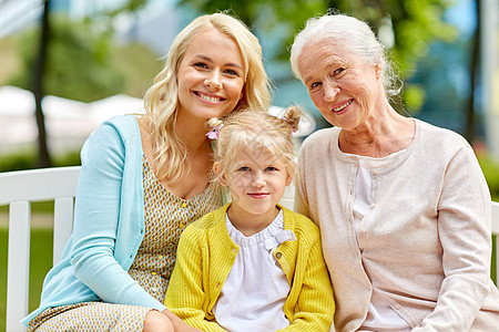 家庭世代人的快乐的微笑的女人,女儿长的母亲坐公园的长凳上公园女儿高级母亲的女人图片