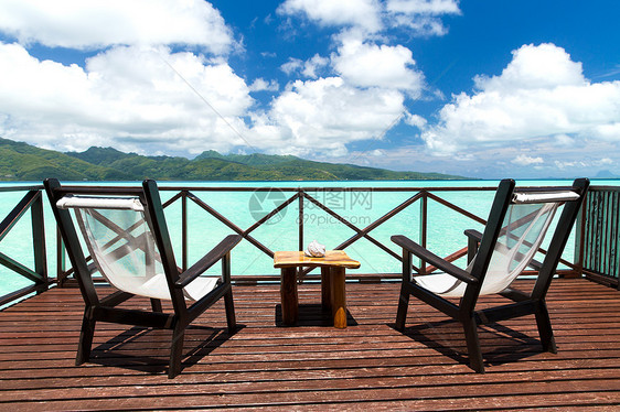 旅行,旅游暑假两个躺椅桌子上的木制露台法属波利尼西亚法属波利尼西亚露台上的两个躺椅图片