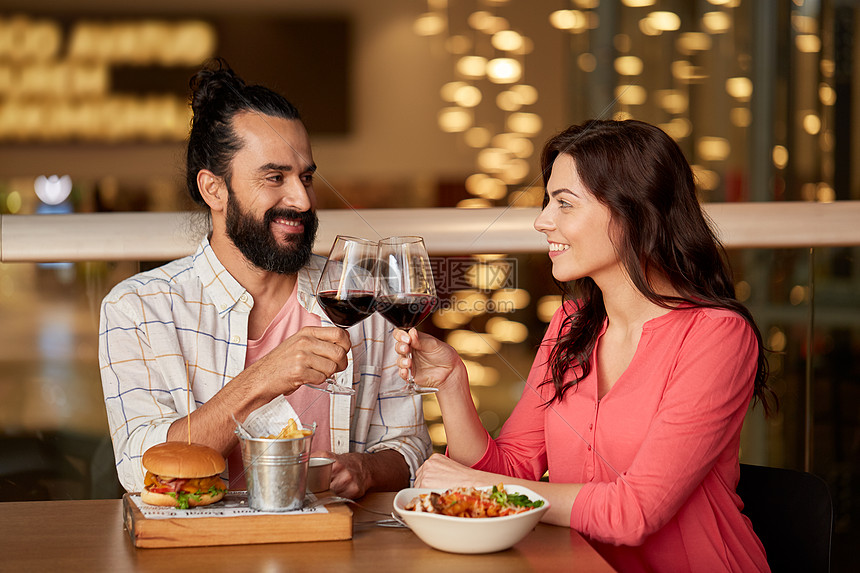 庆祝,休闲假日快乐的轻夫妇餐厅吃碰杯红酒夫妇餐馆吃喝红酒图片