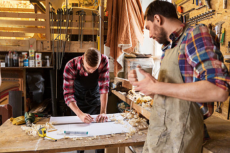 专业,木工,木工人的两个木匠与尺子测量蓝图喝咖啡车间车间尺子蓝图的木匠图片