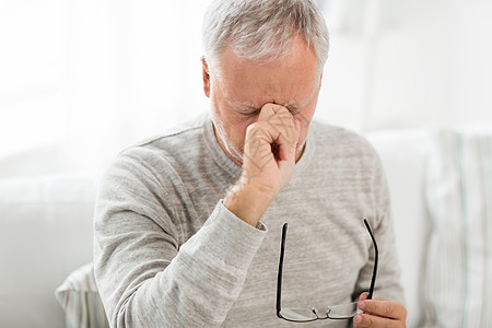 压力,老人人的接近老人戴眼镜头痛按摩鼻梁头痛的老人图片