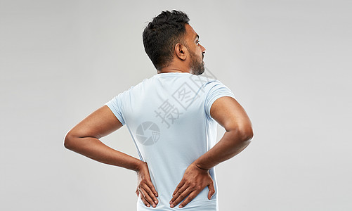 健康问题人们的幸的印度男子遭受痛苦的背部灰色背景印度男人背痛图片