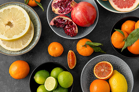 食物,健康饮食素食柑橘类水果的碗石桌上石桌上的碗中柑橘类水果图片