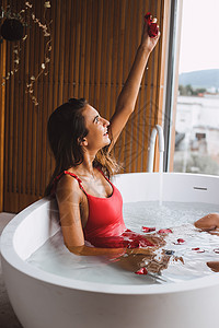女人现代浴缸里洗澡放松图片