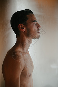 感男人洗澡后湿透图片