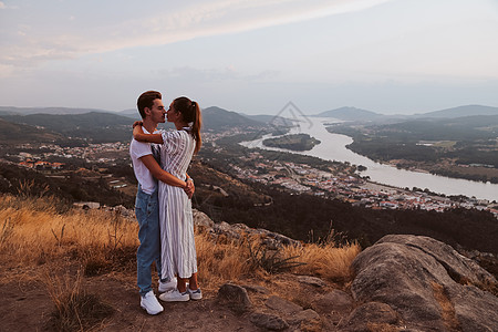 浪漫的情侣拥抱亲吻着美妙的景色图片