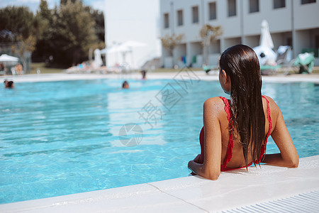 美女酒店享受游泳池图片