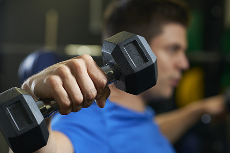 健身房锻炼的男人举重图片