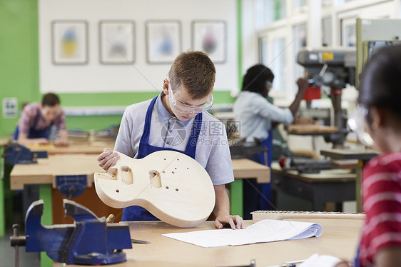 男高中生建筑吉他木制品课图片