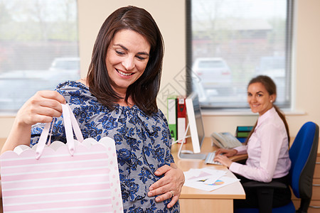 怀孕的女商人办公室休产假图片