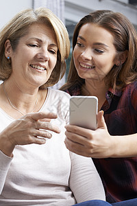 十几岁的女儿教妈妈如何用手机图片