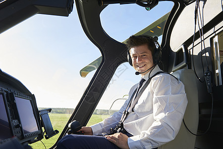 飞行前驾驶舱男直升机飞行员的肖像图片