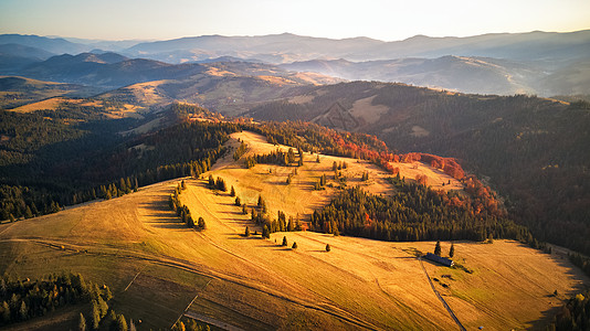 秋天山脉的空中全景山上的阳光秋天的日落山上五颜六色的秋天林地幽门,喀尔巴阡山乌克兰图片