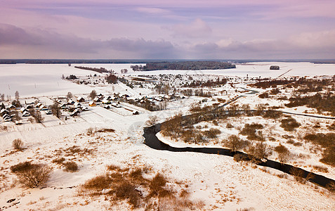 冬季乡村景观村庄小河草地被雪覆盖的森林的鸟瞰图白俄罗斯图片