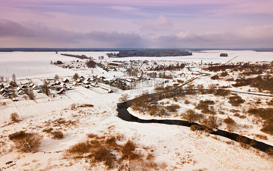 冬季乡村景观村庄小河草地被雪覆盖的森林的鸟瞰图白俄罗斯图片