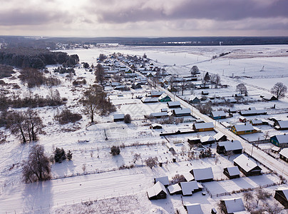 冬季乡村景观积雪覆盖的村庄房屋草地森林的鸟瞰图白俄罗斯图片