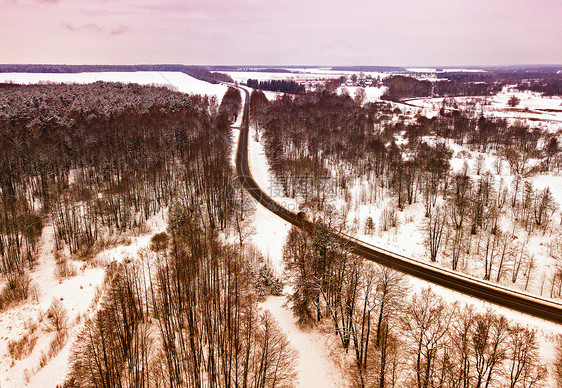 冬季雪景,河流森林道路草地冬季森林道路弯道的鸟瞰图图片