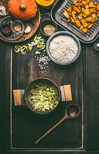 美味的南瓜菜与米饭烹饪锅黑暗的乡村厨房桌子背景,顶部视图南瓜烩饭准备秋季季节乡村食品图片