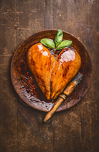 鸡肉胸肉心形木盘上,俯视图腌制美味的鸡胸片烹饪烧烤乡村餐桌背景最好的蛋白质健身饮食食物图片