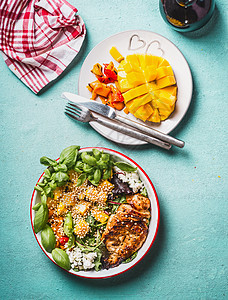 美味的健康鸡肉沙拉午餐与芒果浅蓝色桌子背景与餐具配料,顶部视图低碳水化合物健身营养无体重饮食食品吃得很清楚图片