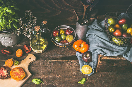 深色乡村木制厨房桌子,五颜六色的农家西红柿配料烹饪工具乡村风格的食物背景,静物,顶级景观为您的,食谱,文本产图片