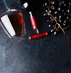 红酒的璃与红酒,瓶子红色葡萄集群黑色乡村背景,顶部视图为您的,文字,文章,广告产品的地方图片