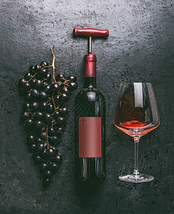 红酒与瓶子老式瓶塞,璃葡萄复古黑色背景,顶部视图,平躺图片