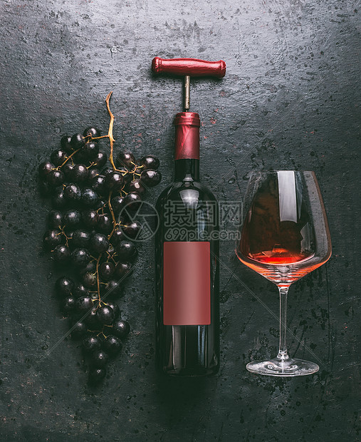 红酒与瓶子老式瓶塞,璃葡萄复古黑色背景,顶部视图,平躺图片
