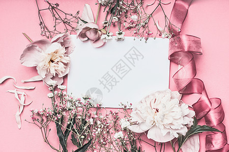 母亲节照片花花瓣排列粉红色背景上的白纸上,带丝带,顶部视图情书Instagram风格结婚邀请母亲节问候平背景