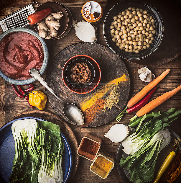 健康纯素素食成分鹰嘴豆,草药,香料,生姜Bokchoy乡村背景与烹饪勺子,顶部视图,平躺图片