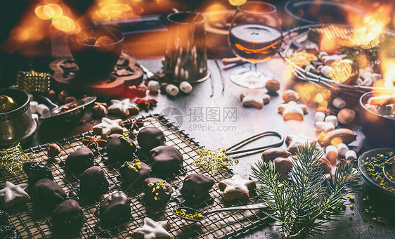 黑桌上自制巧克力果仁,棉花糖肉桂明星诞饼干家庭假日美食甜蜜的礼物制作诞食品舒适的节日气氛图片