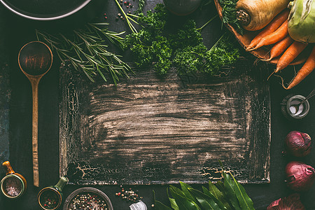 深色乡村食品背景框架与素食成分根蔬菜,红洋葱,香料,烹饪勺子调味料,顶部视图干净的食物古饮食健康的饮食观念复图片