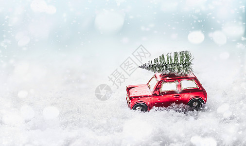 红色晚霞诞树屋顶上的红色玩具复古车雪中穿过白雪皑皑的冬天奇迹之地降雪创意诞假期为您的问候前的风景背景