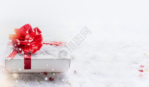 红色优惠券白色诞礼品盒,红结雪地上,博克降雪,横幅模板邀请优惠券销售祝贺的背景