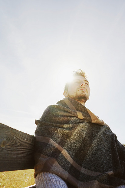 个迎而来的轻人蓝天的背光下享受着平静的早晨秋日的阳光