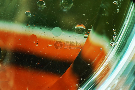 个美丽彩色的观油泡水上与白色,绿色红色条纹纹理背景图案与老式过滤器图片