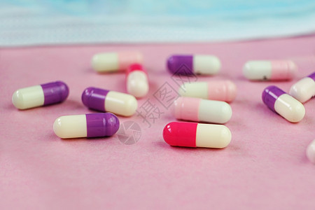 种由粉红色背景的医学具制成的药丸胶囊的详细观图片