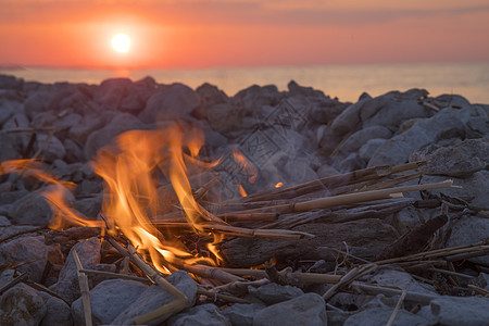 日落时,火海边燃烧图片