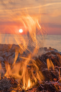 日落时,火海边燃烧图片
