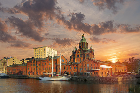 芬兰夏季晚上赫尔辛基的路堤乌斯彭斯基大教堂图片