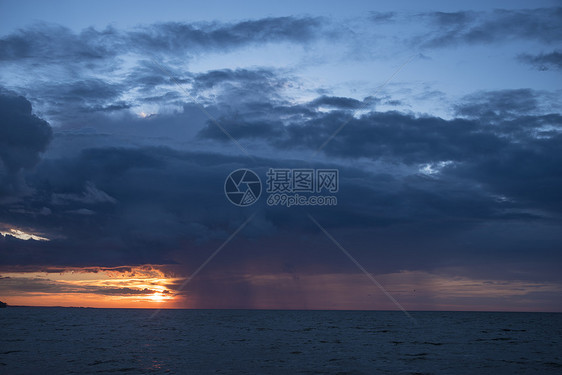 日落海里下雨了图片