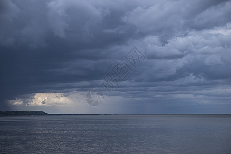 日落海里下雨了图片