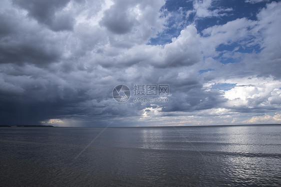 日落海里下雨了图片