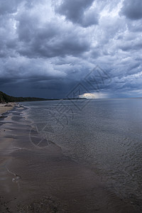 日落海里下雨了图片