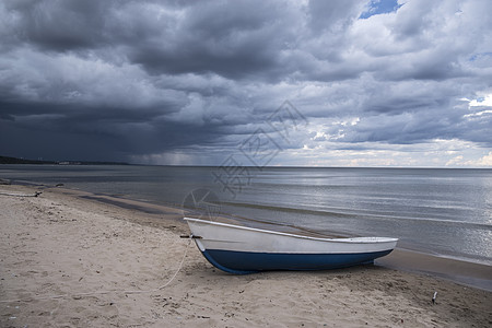 日落海里下雨了图片