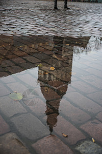 彼得里加教堂秋天,雨后的水坑,建筑物被反射图片