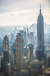 纽约市曼哈顿街的鸟瞰黑白与摩天大楼,行人繁忙的交通背景图片