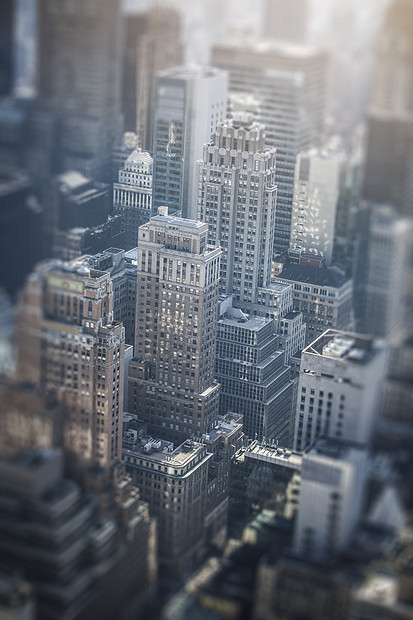 纽约市曼哈顿街的鸟瞰黑白与摩天大楼,行人繁忙的交通图片