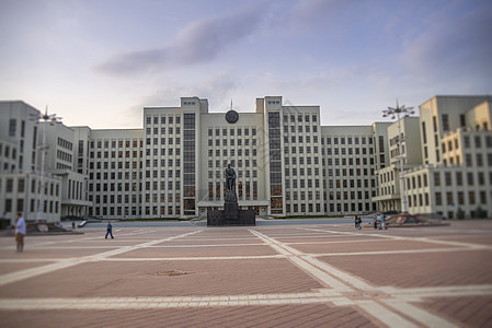 白俄罗斯明斯克201月2日明斯克独立广场上议会大楼的背景下,列宁雕像图片